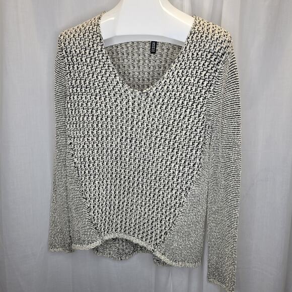 Design Lab Black and Ivory V-Neck Boucle Style Sweater, M - Picture 1 of 7